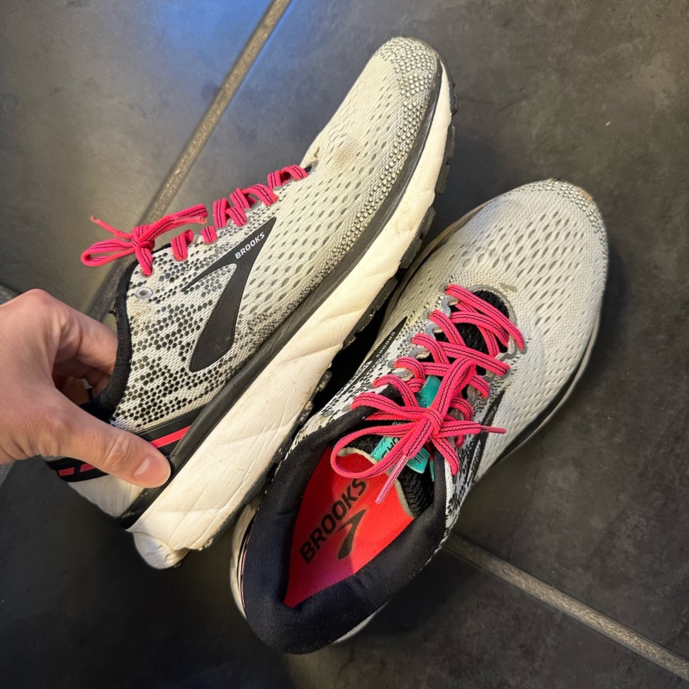 Brooks ghost tennis shoes size 10